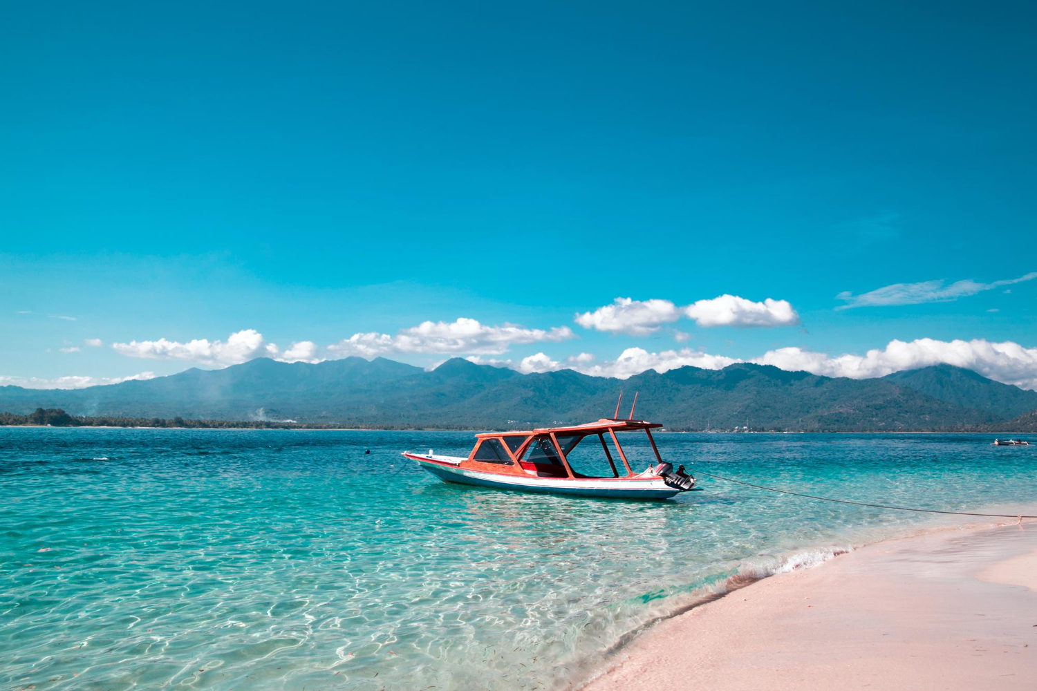 beautiful-view-boat-sea-tropical-beach-gili-trawangan-lombok-indonesia (1)